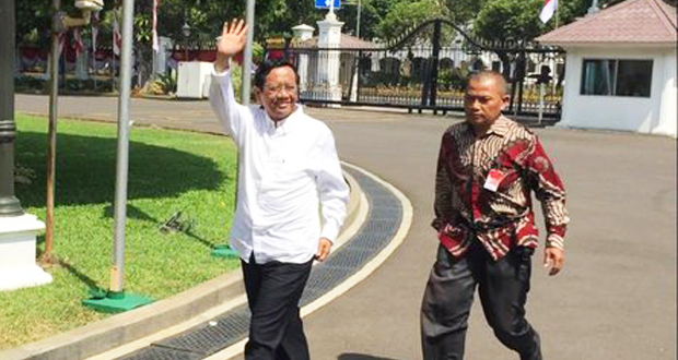 Kenakan Baju Putih, Mahfud MD Datangi ke Istana Negara, Jadi Menteri?