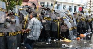 Polisi Gunakan Water Canon Bubarkan Aksi Demo di Depan Balai Kota Malang