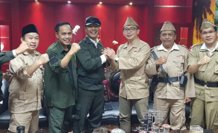 Anggota Fraksi PSI DPRD Kota Surabaya, Alfian Limardi dan Kepala Diskominfo Surabaya, M. Fikser bermaafan disaksikan anggota Ketua DPRD Kota Surabaya, dan Badan Kehoramtan (BK) DPRD Kota Surabaya di ruang kerja Ketua DPRD Kota Surabaya