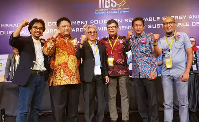 Foto bersama usai Kongres IKA ITS, bersama dengan Ridwan Hisjam (Ketua Senat PP IKA ITS 2019-2023, batik oranye), Dwi Sutjipto (Ketua PP IKA ITS 2014-2018, jas hitam), dan Sutopo Kristanto (Ketua IKA ITS 2019-2023, batik merah)