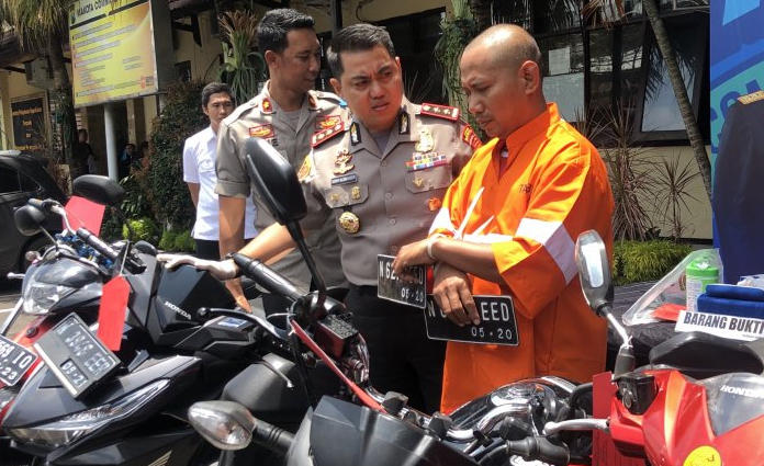 Kapolres Malang Kota AKBP, Dony Alexander (dua dari kanan) bersama tersangka pencurian DA (berbaju oranye) saat menunjukkan barang bukti hasil tindak kejahatan