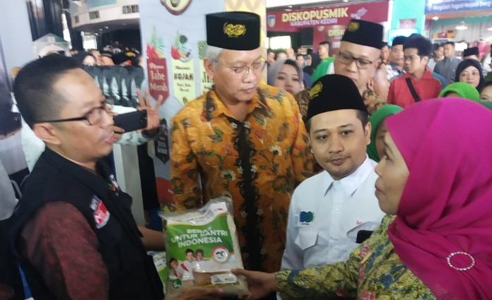 Kepala Cabang ACT Jatim, Wahyu Sulistianto Putro (kiri) saat menjelaskan program BERISI kepada Gubernur Jatim, Khofifah Indar Parawansa