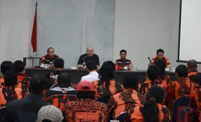 Ketua MPW Pemuda Pancasila Jatim, La Nyalla Mahmud Mattalitti saat memberikan instruksi kepada kader Pemuda Pancasila Surabaya