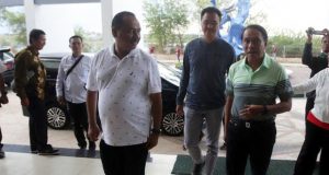 Pintu Terkunci, Menpora Zainudin Amali gagal sidak di GBT Surabaya