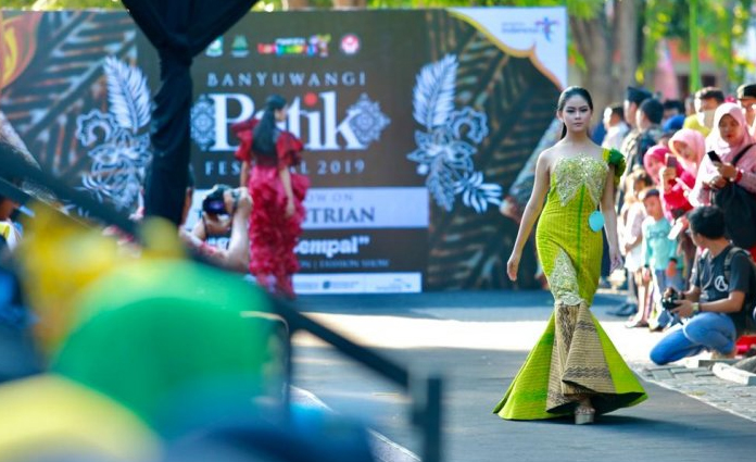 Pagelaran Batik On Pedestrian di Taman Blambangan, Banyuwangi pada Jumat (22/11) pagi tadi