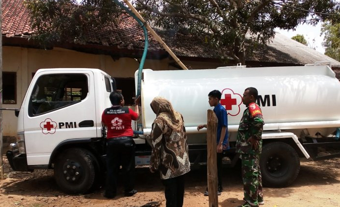 Para petugas Palang Merah Indonesia (PMI) bersama Kodim 0826 Pamekasan, sedang mendistribusikan bantuan air bersih ke desa Palengaan Daja, Pamekasan