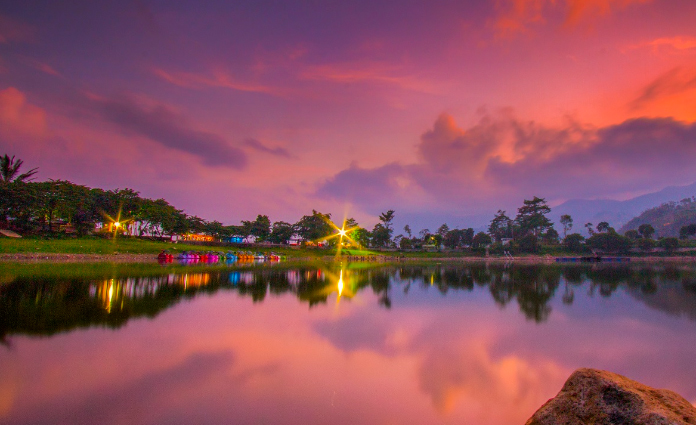 Pemandangan Telaga Wahyu, Magetan saat senja