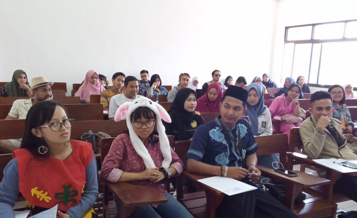 Puluhan mahasiswa Prodi Ilmu Komunikasi Uniga, kenakan kostum unik saat mengerjakan Ujian Tengah Semester