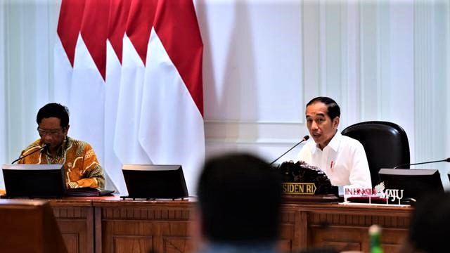 Jokowi Saat Pimpin Rapat dengan Jajaran Menteri di Istana