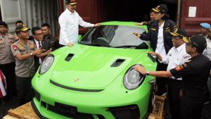 Kontainer Batu Bata Berisi Mobil Mewah