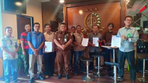 Advokat, Genpatra, Forkot dan Warga Petisbenem Gresik Laporkan Dugaan Pelepasan Hak Tanah oleh Kades ke Kejaksaan