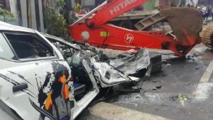 Ekskavator Muatan Sebuah Truk Terlepas, 7 Orang Tewas