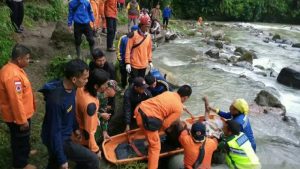 Bus Terjun ke Jurang 75 Meter dan Nyebur  Sungai, 26 Tewas