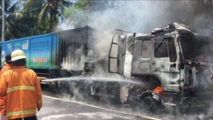 Truk Bermuatan Gas Terbakar di Bypass Mojokerto