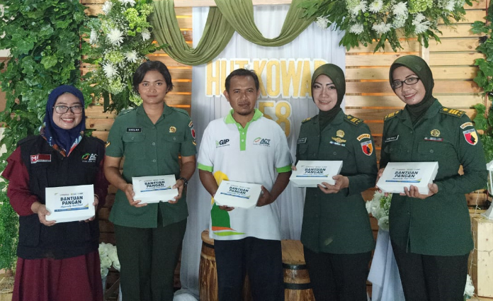 Pembagian makanan dari ACT Jatim secara simbolis kepada prajurit wanita, dalam acara HUT KOWAD ke-58