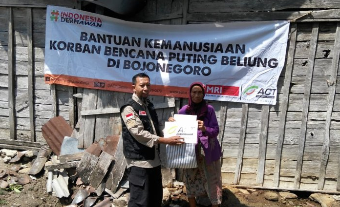 ACT-MRI saat proses menyalurkan bantuan kepada korban angin kencang di Kabupaten Bojonegoro, Jawa Timur