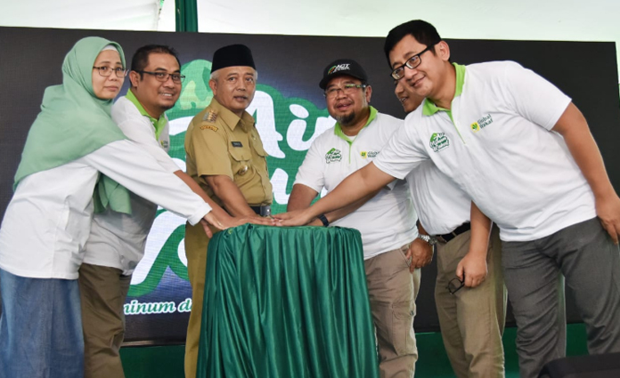 Bupati Malang, Drs. H. M. Sanusi, MM (tiga dari kiri) bersama Ketua Dewan Pembina ACT, Ahyudin (empat dari kiri) dan jajaran ACT-Global Wakaf secara simbolik menekan sirine peresmian Lumbung Air Wakaf