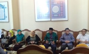 Napak Tilas Mar’ie Muhammad, Keluarga Kunjungi Al Akbar dan Donasikan Al Qur’an