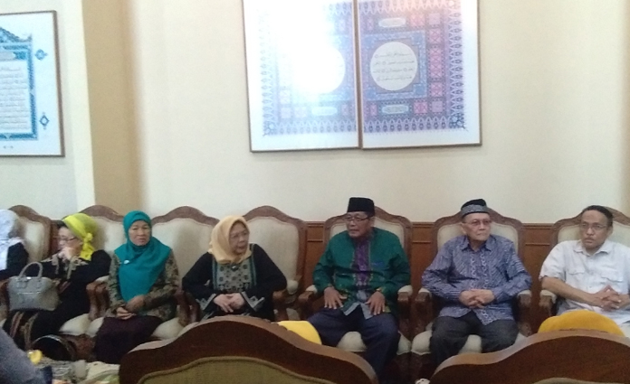 Pertemuan pihak rombongan dan keluarga Mar'ie Muhammad, dengan para jajaran pengurus Masjid Nasional Al Akbar