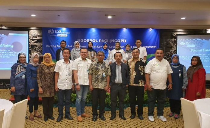 Foto bersama usai acara Ngobrol Pagi Bareng BP Jamsostek Jatim bersama Serikat Pekerja Jatim