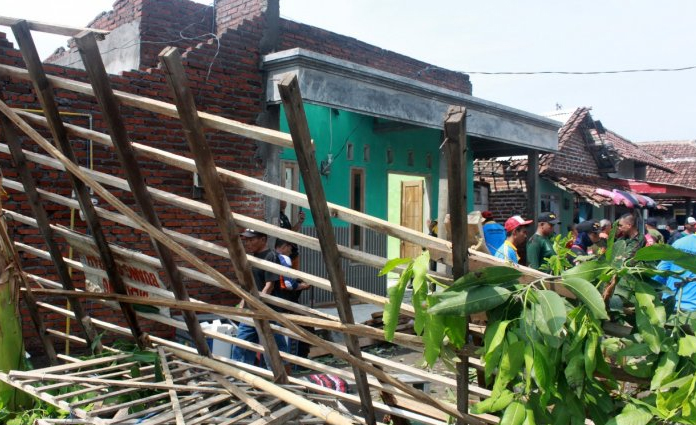 Penampakan rumah yang mengalami kerusakan akibat bencana angin kencang, yang menerjang Sidoarjo pada Rabu (25/12) sore