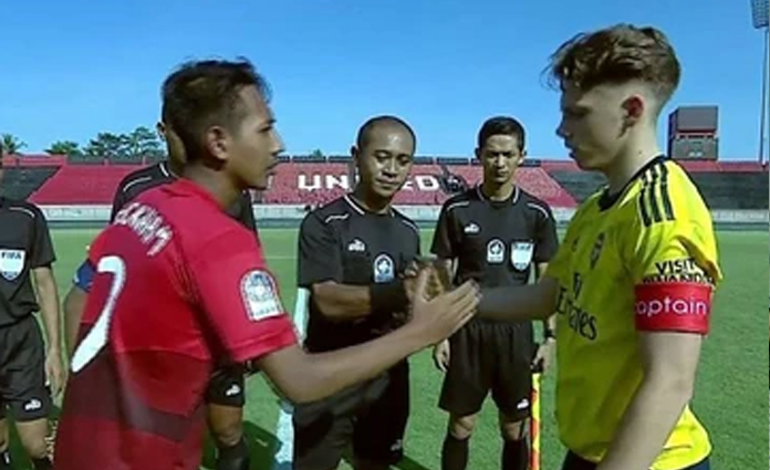 Momen jabat tangan antara kapten tim Indonesia All Stars dan tim Arsenal U-20