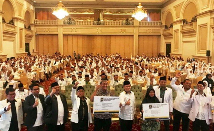 Ketua Dewan Pengurus Wilayah PKS Jatim, Irwan Setiawan beserta pengurus lainnya dan peserta saat Rapat Koordinasi Wilayah PKS Jatim d Surabaya pada Minggu (15/12)