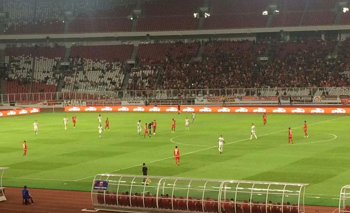 Suasana saat laga Persija Jakarta vs Madura United di Stadion Utama Gelora Bung Karno pada Jumat (13/12) malam