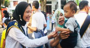 Rangkul Penyandang HIV/AIDS, Putkam Unitomo Berikan Bunga dan Souvenir