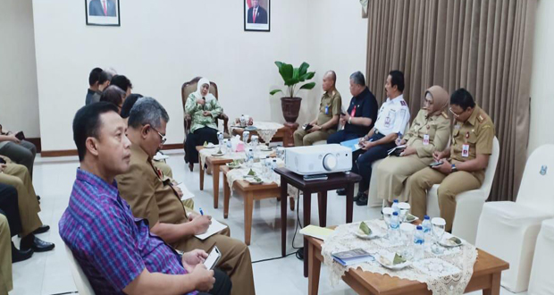 Indahkan Perpres Nomor 80 Tahun 2019, Khofifah Gelar Rakor OPD di Bandara Juanda