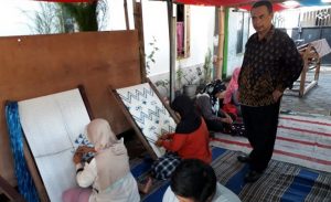 Dapat Dukungan Pemkot, Pengrajin Tenun Ikat Kediri Mengaku Permintaan Makin Tinggi