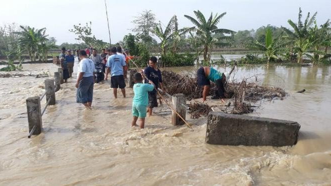 Sungai Lamong Meluap, Ratusan Rumah Warga di Gresik Terendam Banjir