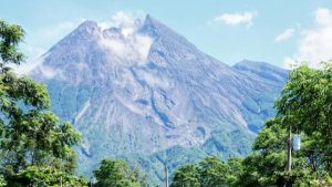 Awan Panas Keluar dari Gunung Merapi
