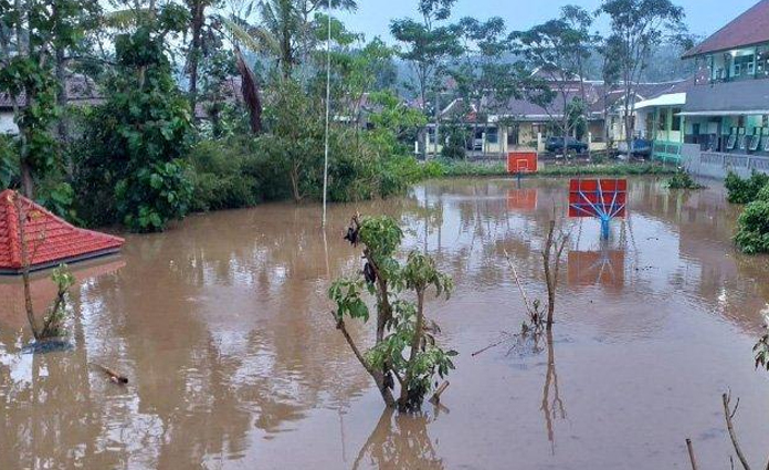 Kondisi MTsN 4 Malang yang terendam banjir hingga tiga meter, akibat guyuran hujan deras di Kecamatan Sumbermanjing Wetan, Kabupaten Malang pada Rabu (1/1) kemarin