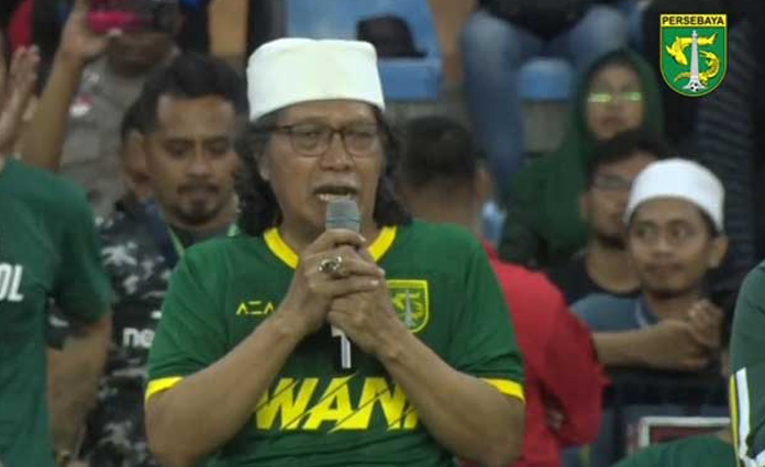 Budayawan Emha Ainun Nadjib (Cak Nun) saat memimpin pengajian sebelum laga uji coba Persebaya Surabaya vs Persis Solo