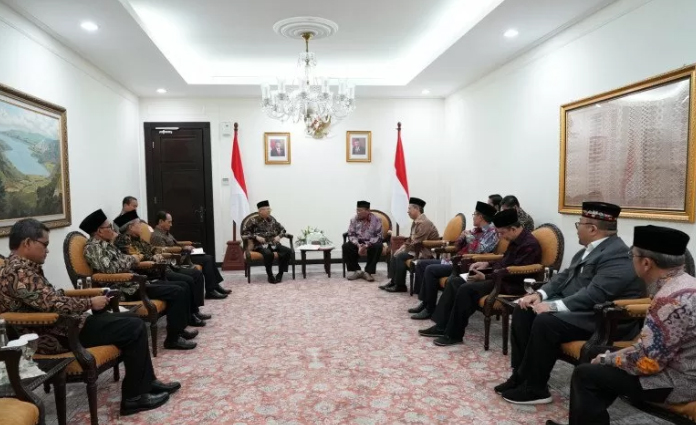 Majelis Pimpinan Pusat Ikatan Khatib Dewan Masjid Indonesia saat mengunjungi kantor Wakil Presiden Ma'ruf Amin di Jakarta pada Selasa (14/1)