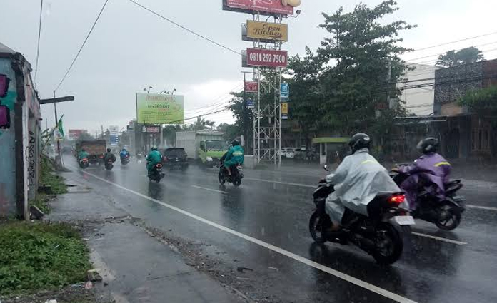 Waspada Enam Hari ke Depan, Jatim Diguyur Hujan Deras Disertai Angin Kencang