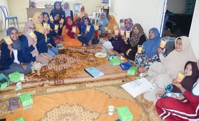 Mahasiswa UTM bersama dengan ibu-ibu PKK Desa Pesanggrahan, Kwanyar saat menunjukkan hasil olahan abon ikan layang