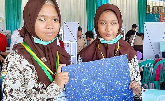 Shafa Azizah (kiri) dan Zahrani Dwi Ariyanti (kanan) tatkala menunjukkan komposit hasil daur ulang sampah plastik