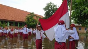 Sidoarjo Banjir, Ratusan Murid SD Terima Bantuan Sepatu BOT