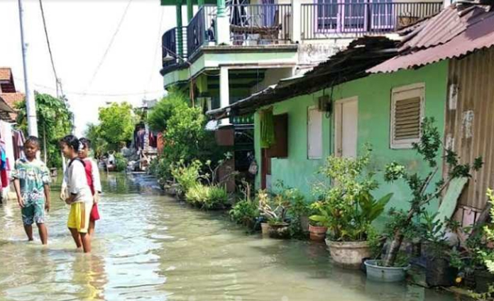 Kondisi banjir yang merendam ratusan rumah di Desa Cangkir, Kecamatan Driyorejo, Gresik pada Kamis (6/2)