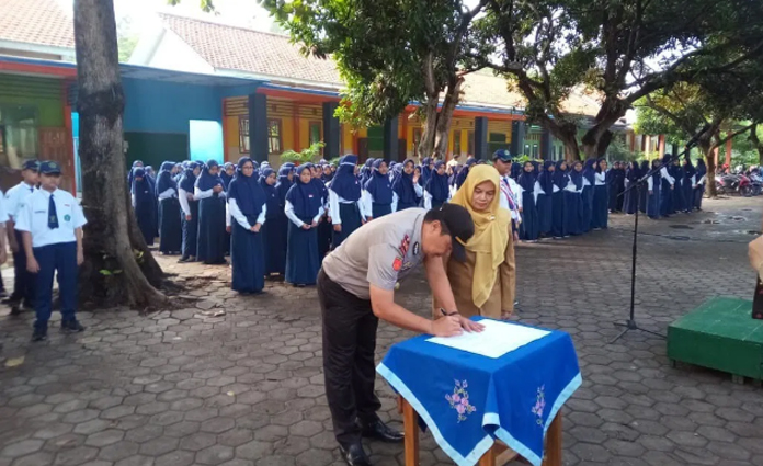 Kapolsek Pohjentrek Ajak Pelajar MTsN 6 Pasuruan Lebih Tertib Berlalu Lintas