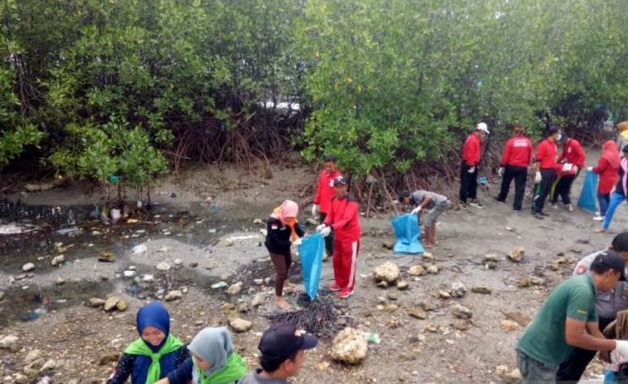 Peringati Hari Peduli Sampah, Sejumlah Warga Pamekasan Adakan Bersih Pantai