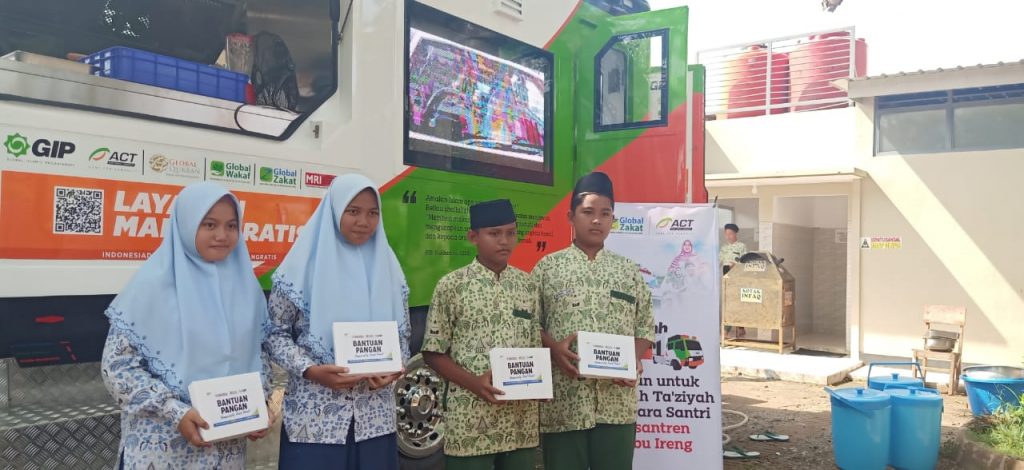 Santri dan santriwati Ponpes Tebuireng Menerima Layanan Makan Gratis dari Humanity Food Truck ACT