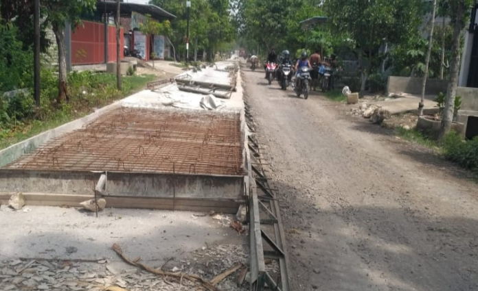 Kondisi jalan penghubung Kecamatan Kepohbaru dan Kedungadem, Kabupaten Bojonegoro tengah dalam perbaikan