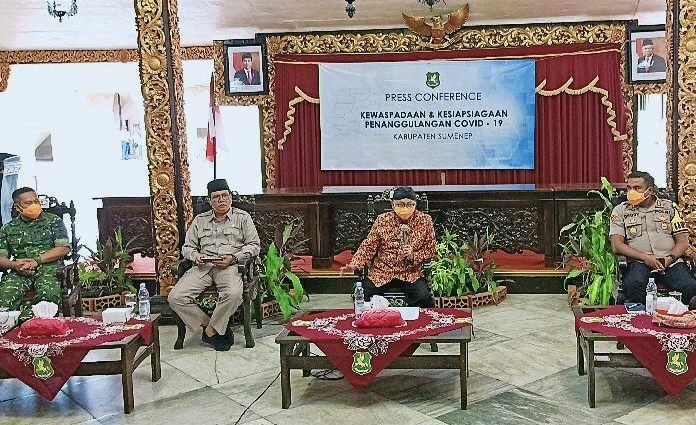 Bupati Sumenep, Abuya Busyro Karim bersama Forpimda saat melaksanakan konfrensi pers di pendopo Agung Sumenep, Selasa (24/3)