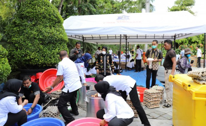 Pemkot Surabaya mendirikan posko dan dapur umum di taman Surya pada Rabu (18/3), sebagai bentuk pencegahan penyebaran virus corona