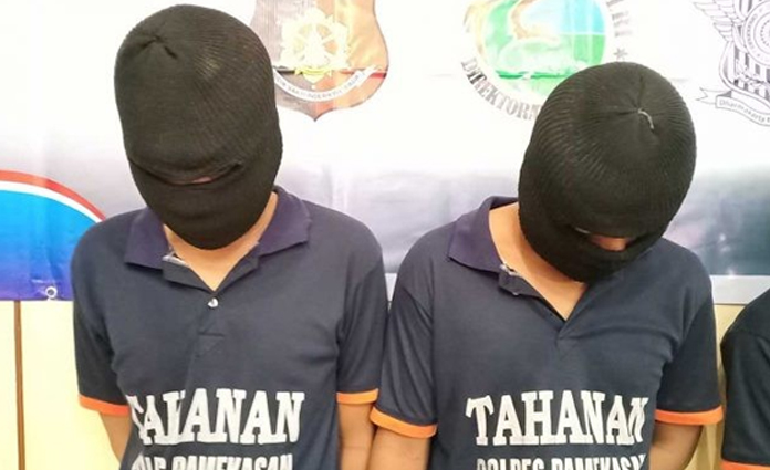 Kedua pelaku pencurian sepeda ontel, yang telah diamankan di Polres Pamekasan