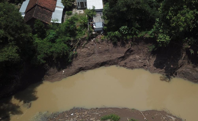 Kondisi tepi Kali Jerohan di Dusun Klubuk, Desa Kedungrejo, Kecamatan Pilangkenceng, Madiun yang mengalami erosi