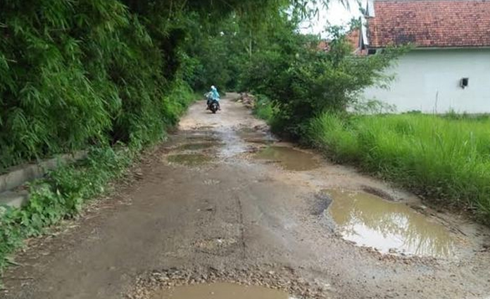 Kondisi jalan poros kabupaten di Desa Rapa Laok, Sampang saat musim penghujan